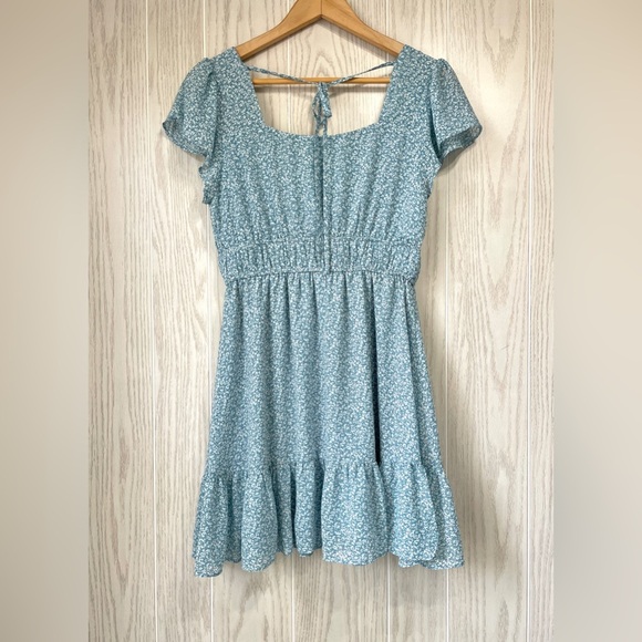 Altar'd State Women's Blue and White Dress Floral Babydoll Style Size M EUC - Picture 3 of 3